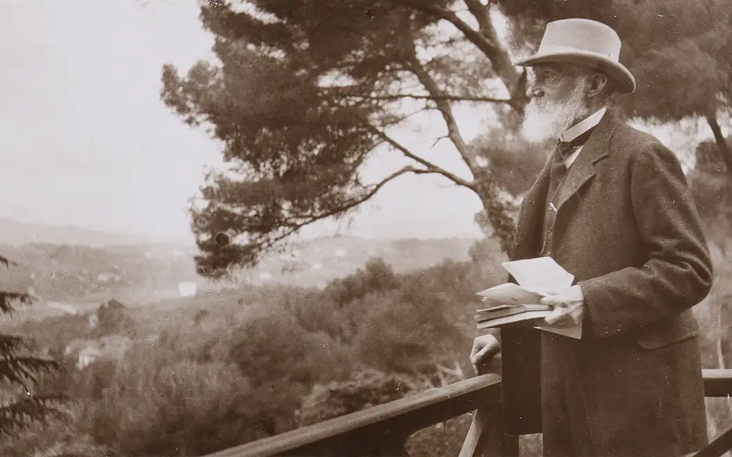 Lord Kelvin outside with notebook