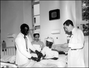 The perfect bedside manner of the Glasgow team at Kenyatta National Hospital, Kenya, 1966. (GUAS Ref: DC 119. Copyright reserved.) 