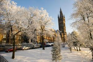 Photo of University of Glasgow main building in snow